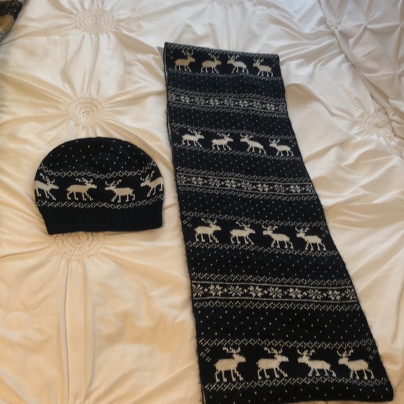 New Abercrombie & Fitch beanie & Scarf.  Reversible.  High quality made. - Picture 7 of 8